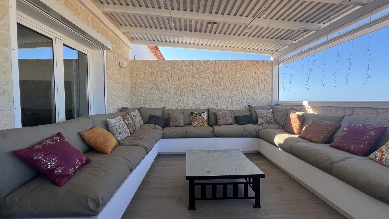 Ático Dúplex Reformado con Terraza de 50 m Vistas al Mar y al Castillo 
