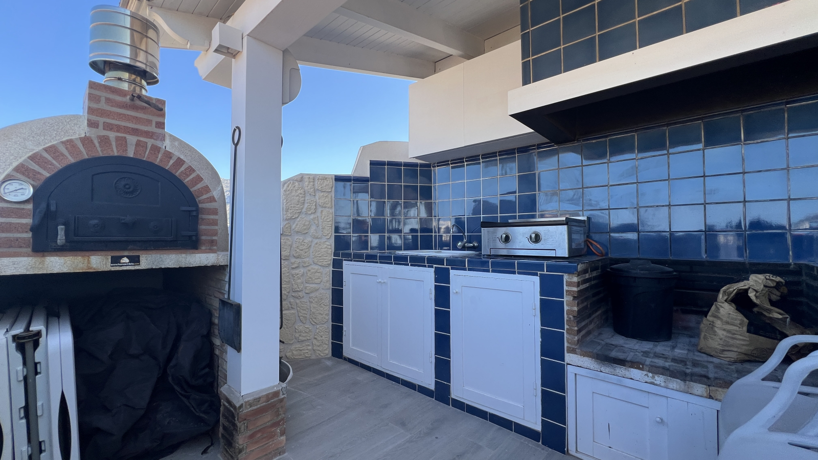 Ático Dúplex Reformado con Terraza de 50 m Vistas al Mar y al Castillo 