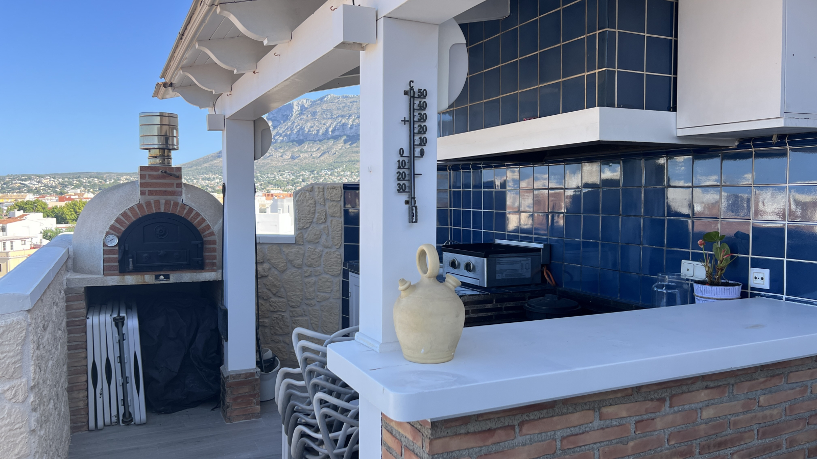 Ático Dúplex Reformado con Terraza de 50 m Vistas al Mar y al Castillo 