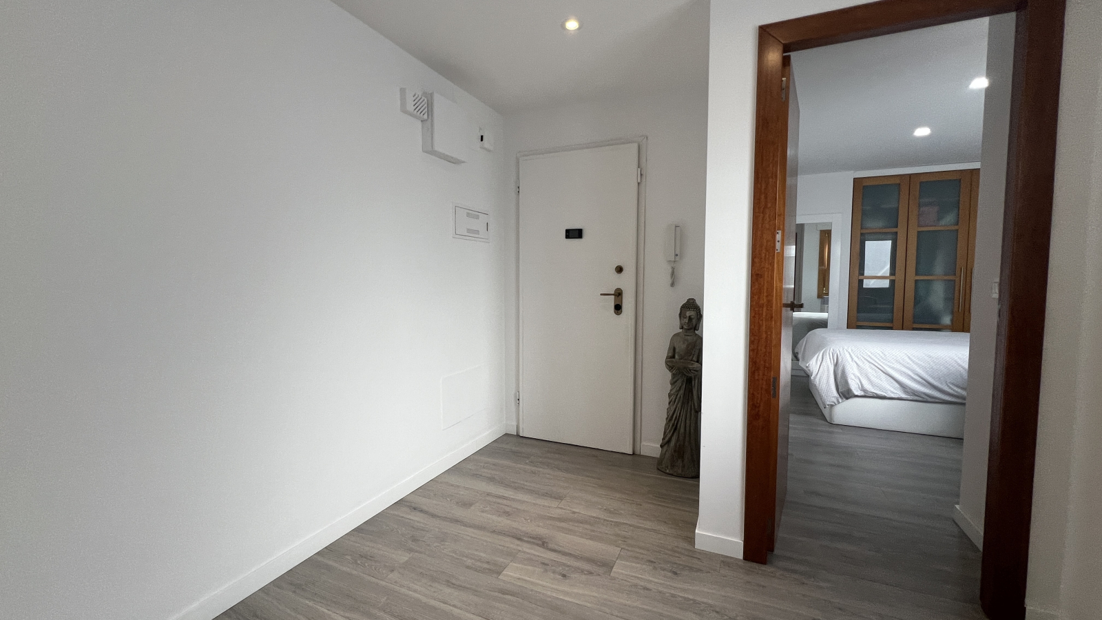 Ático Dúplex Reformado con Terraza de 50 m Vistas al Mar y al Castillo 