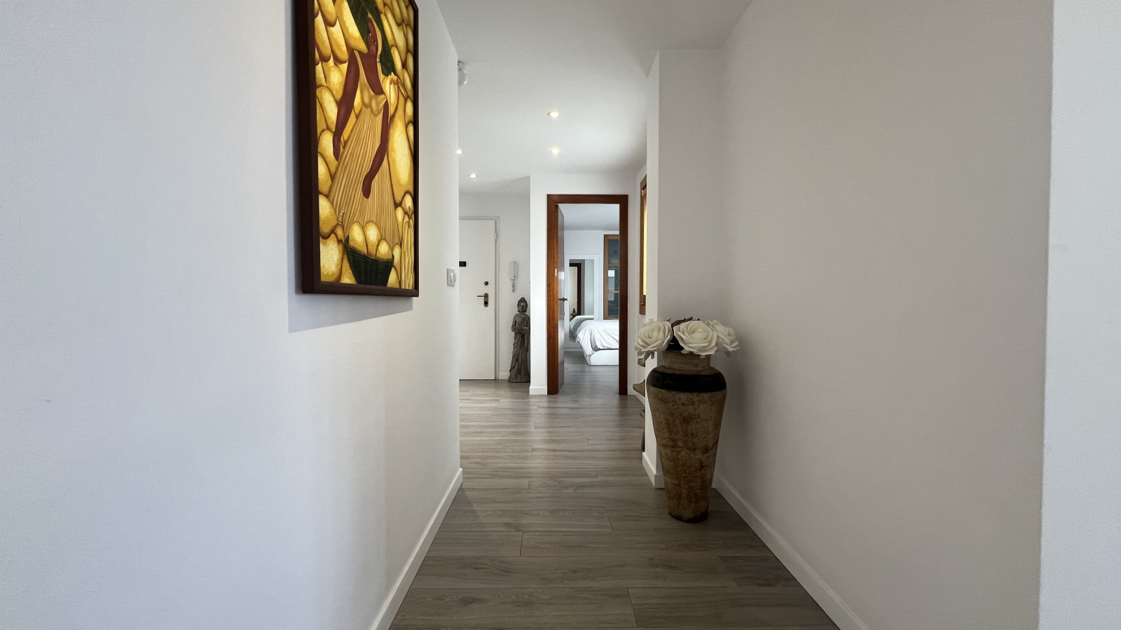 Ático Dúplex Reformado con Terraza de 50 m Vistas al Mar y al Castillo 