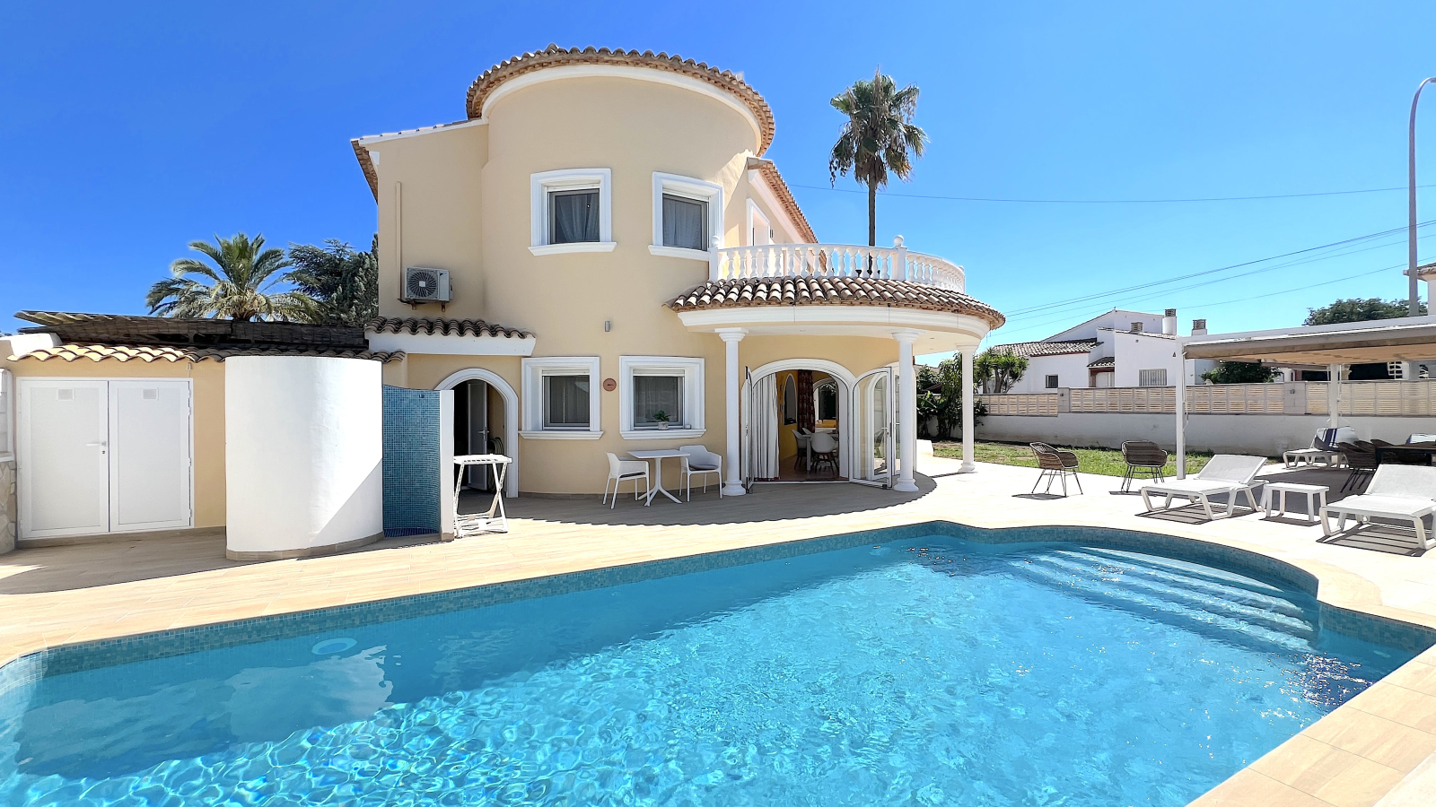 Top gepflegte Villa mit 2 Dachterrassen und vielen Extras,  aktuelle Vermietungslizenz liegt vor.