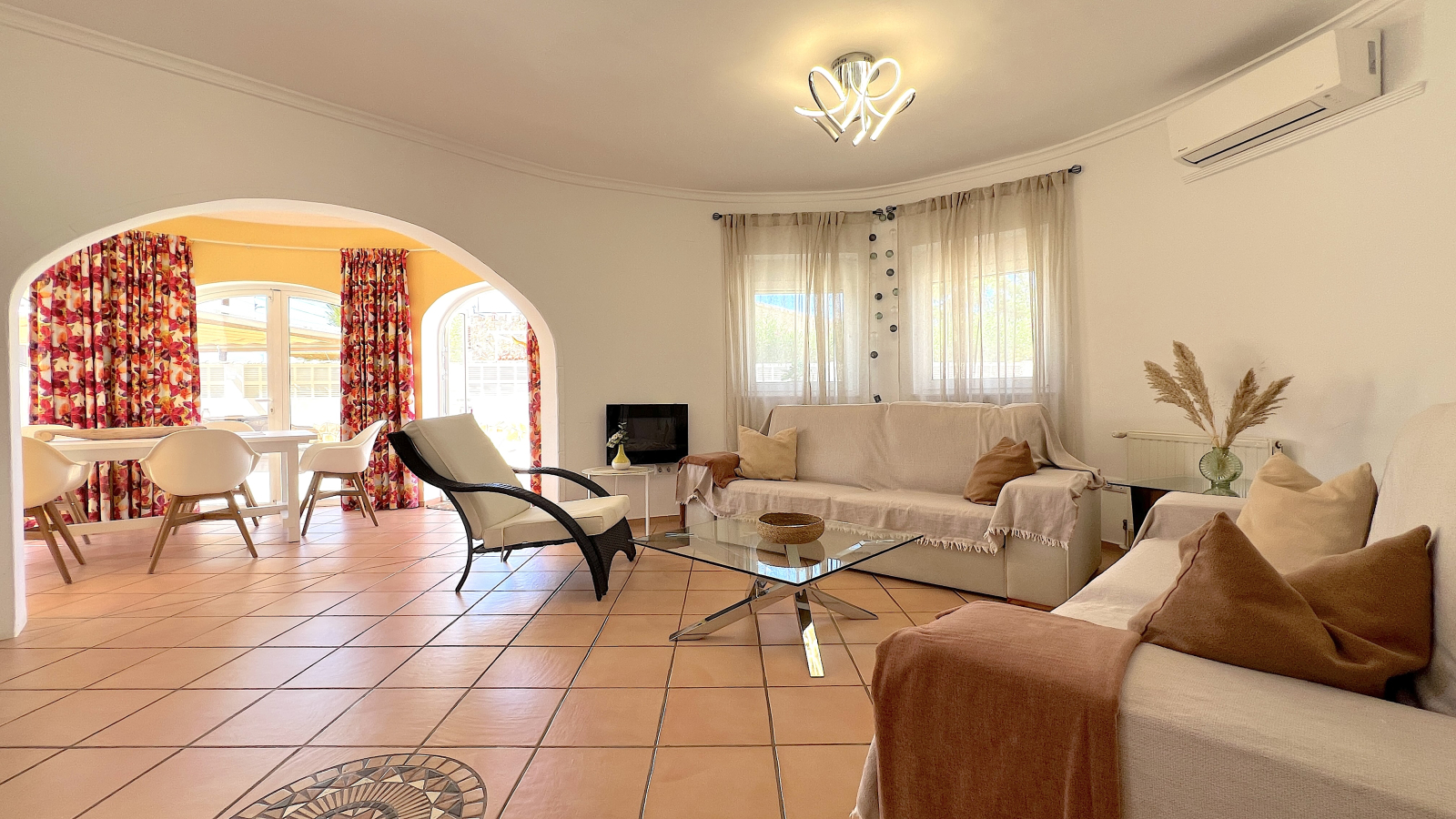 Top gepflegte Villa mit 2 Dachterrassen und vielen Extras,  aktuelle Vermietungslizenz liegt vor.