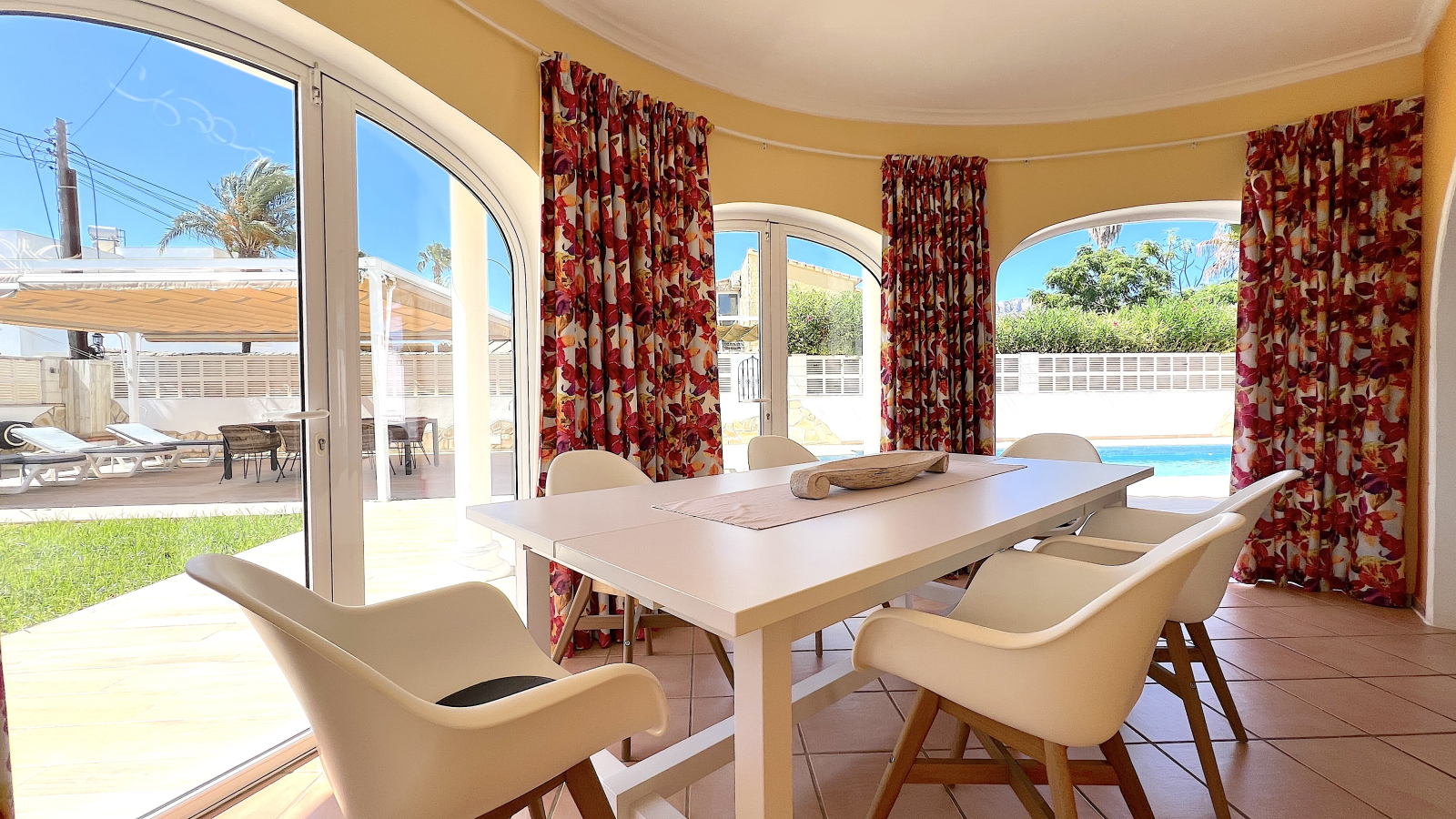 Top gepflegte Villa mit 2 Dachterrassen und vielen Extras,  aktuelle Vermietungslizenz liegt vor.