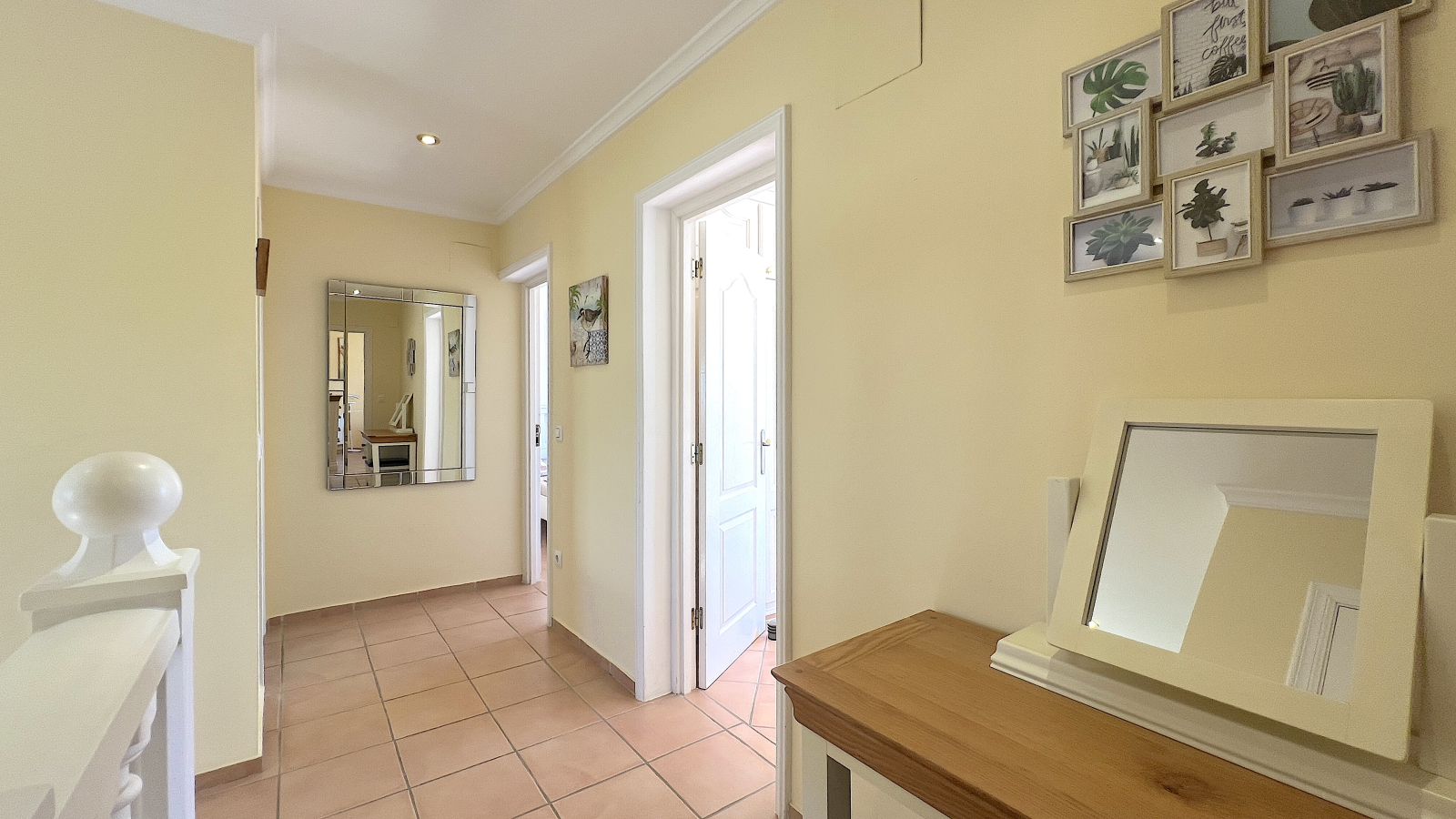 Top gepflegte Villa mit 2 Dachterrassen und vielen Extras,  aktuelle Vermietungslizenz liegt vor.