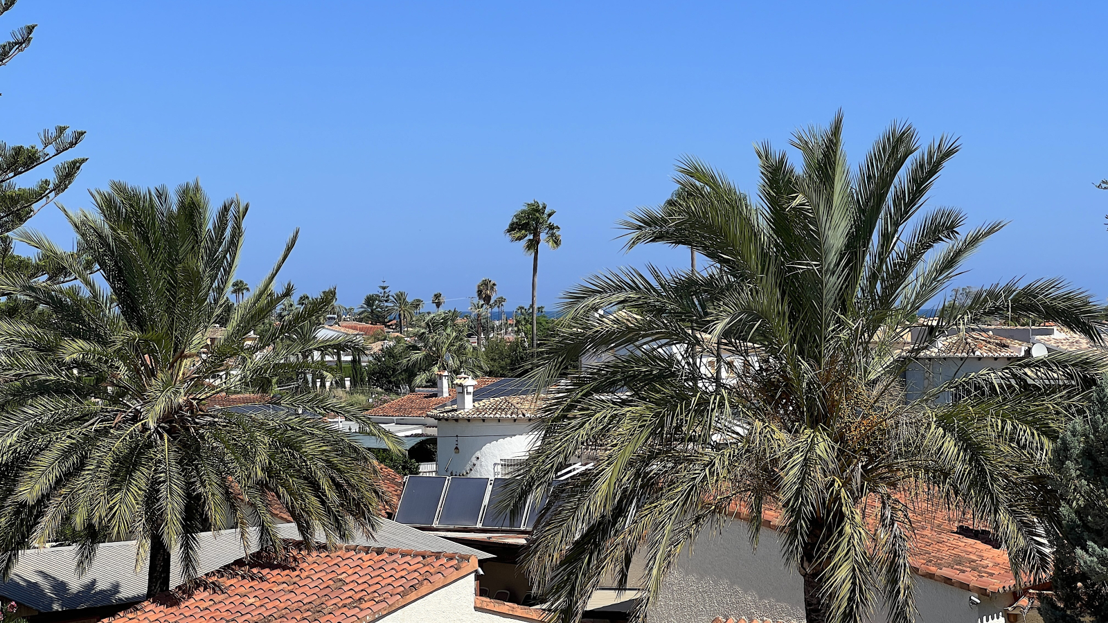 Top gepflegte Villa mit 2 Dachterrassen und vielen Extras,  aktuelle Vermietungslizenz liegt vor.