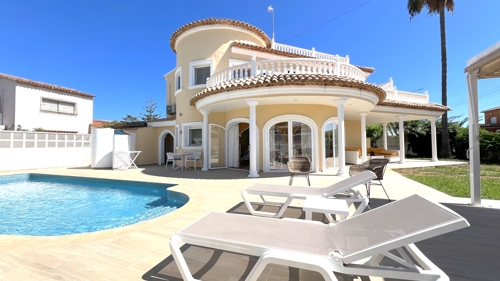 Top gepflegte Villa mit 2 Dachterrassen und vielen Extras,  aktuelle Vermietungslizenz liegt vor.