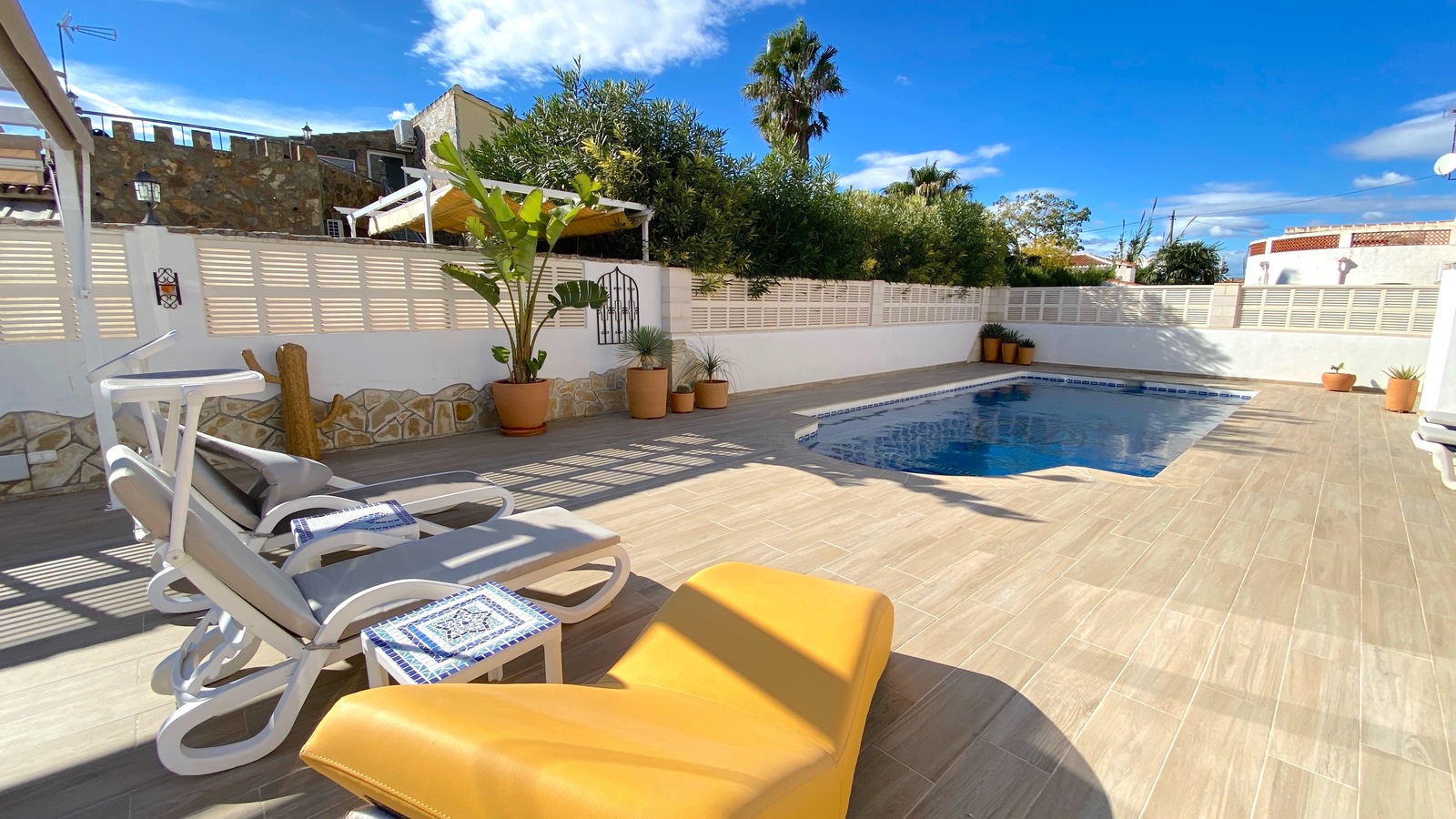 Top gepflegte Villa mit 2 Dachterrassen und vielen Extras,  aktuelle Vermietungslizenz liegt vor.