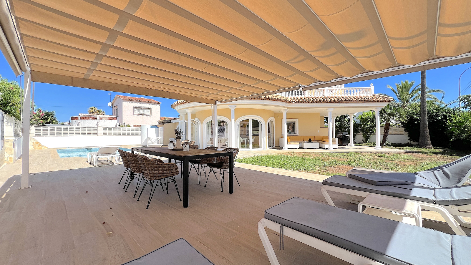 Top gepflegte Villa mit 2 Dachterrassen und vielen Extras,  aktuelle Vermietungslizenz liegt vor.