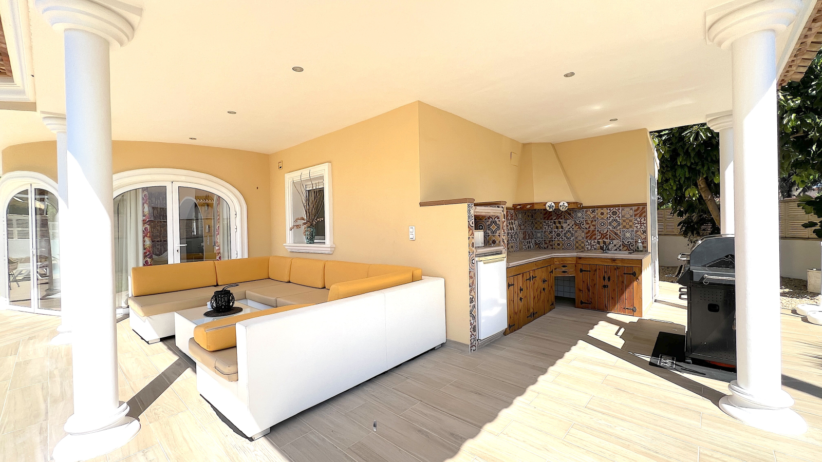 Top gepflegte Villa mit 2 Dachterrassen und vielen Extras,  aktuelle Vermietungslizenz liegt vor.