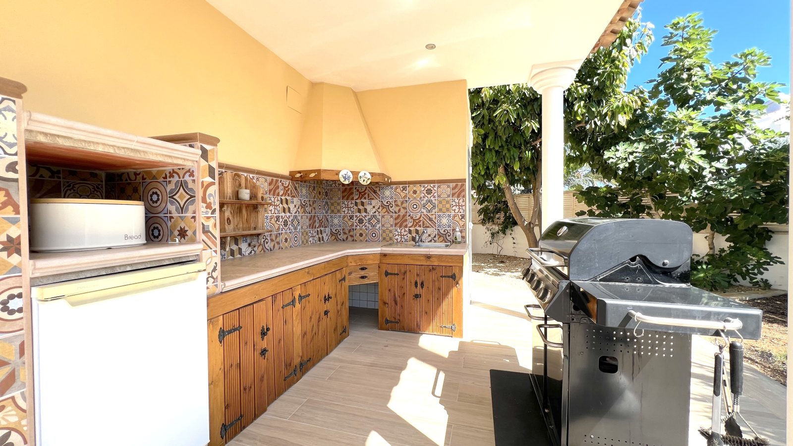 Top gepflegte Villa mit 2 Dachterrassen und vielen Extras,  aktuelle Vermietungslizenz liegt vor.