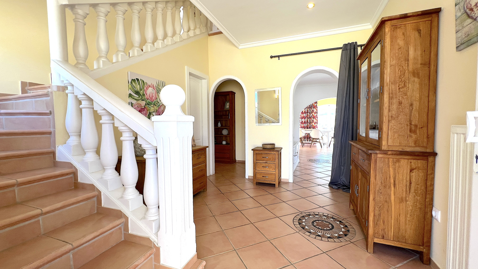 Top gepflegte Villa mit 2 Dachterrassen und vielen Extras,  aktuelle Vermietungslizenz liegt vor.