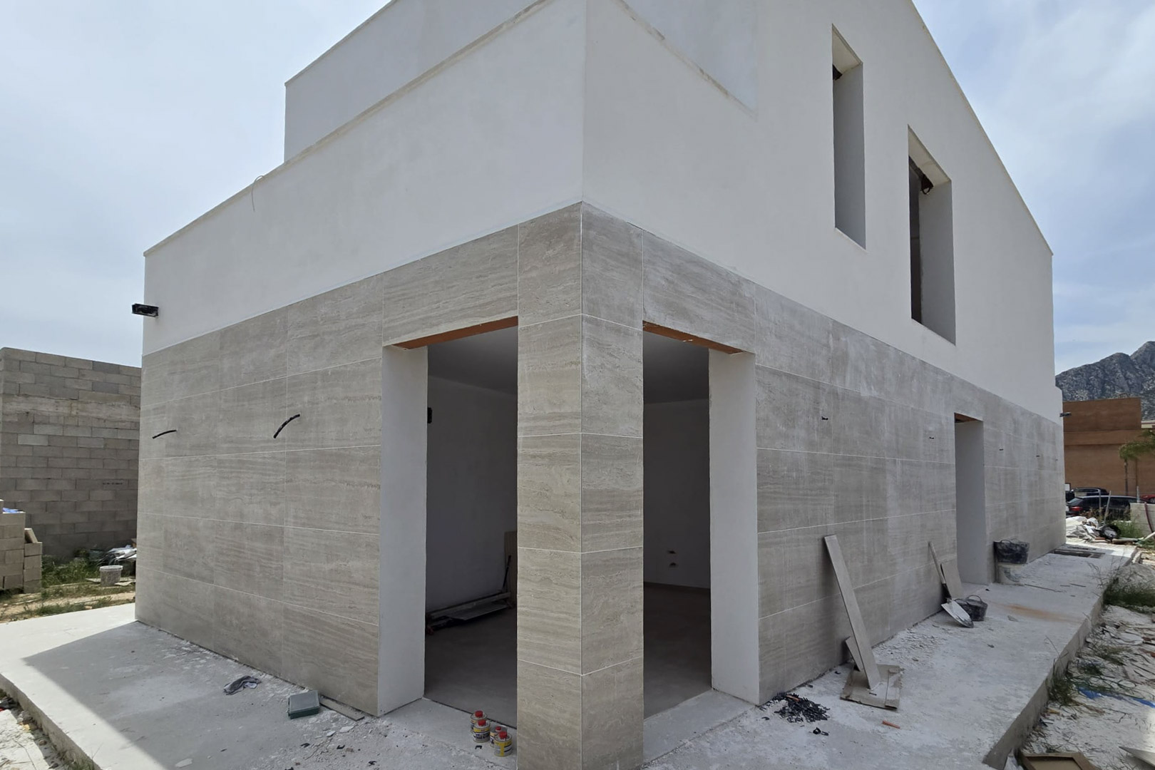 8288VER Villa moderna en construcción cerca al mar a la venta en Vergel.