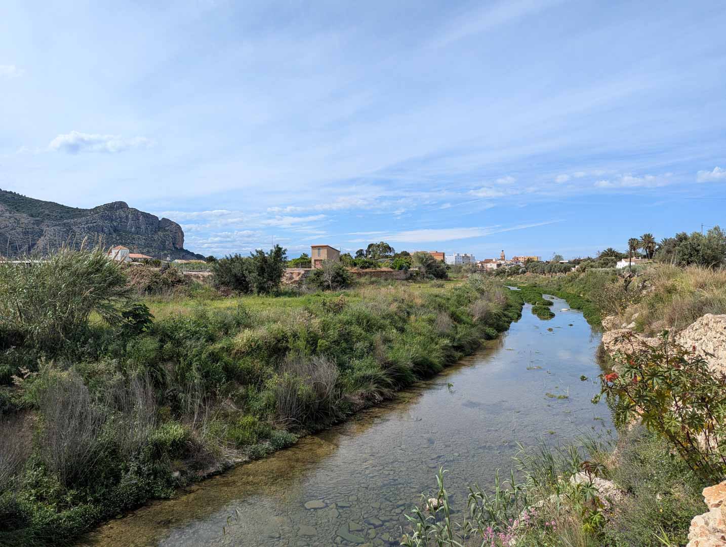 8288VER Villa moderna en construcción cerca al mar a la venta en Vergel.