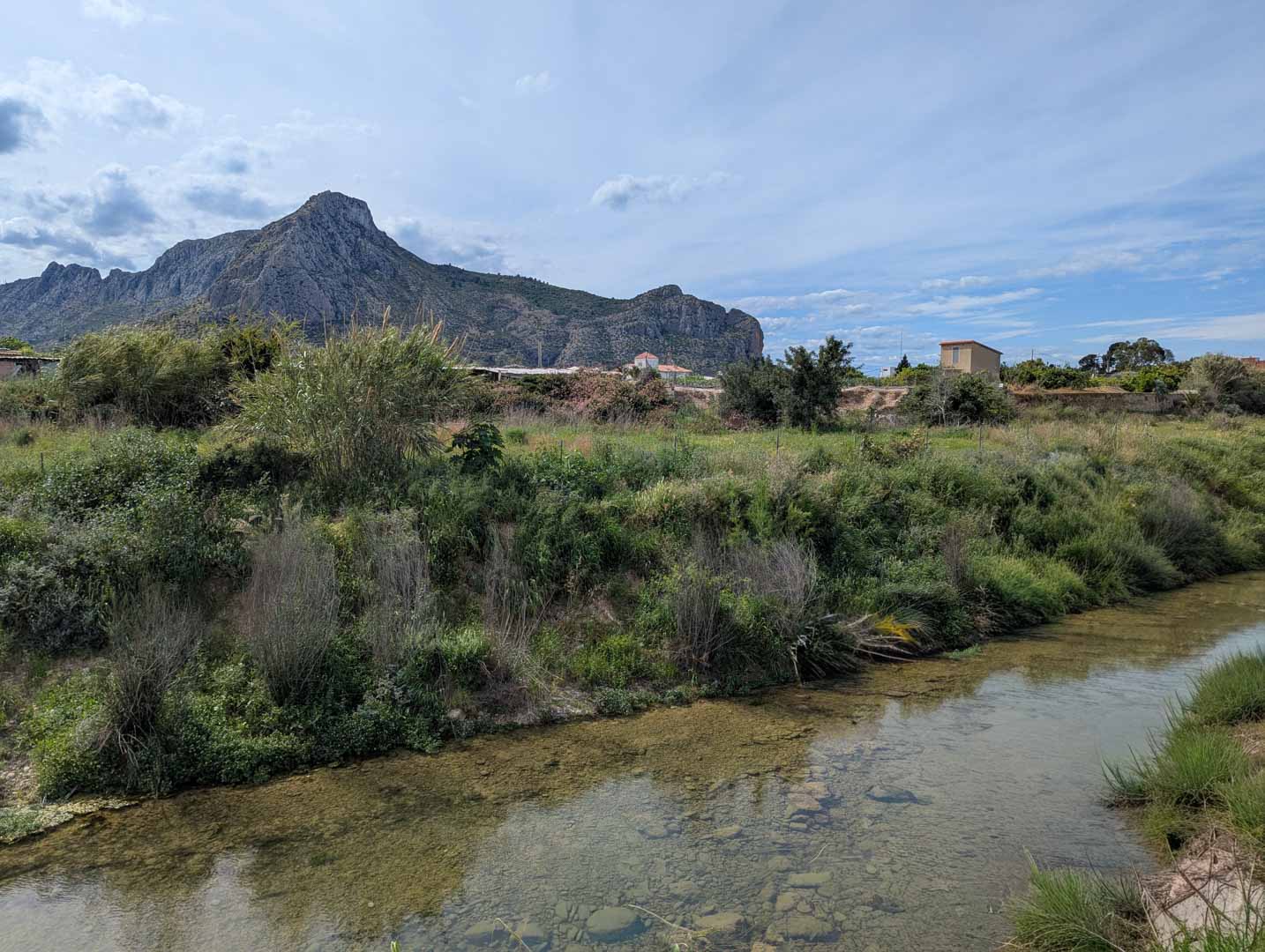 8288VER Villa moderna en construcción cerca al mar a la venta en Vergel.