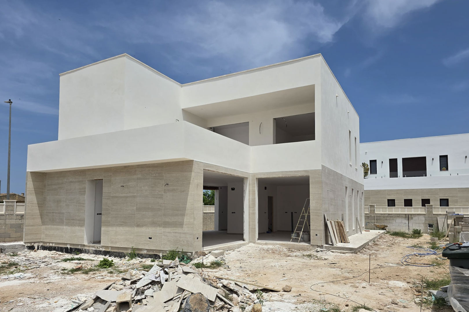 8288VER Villa moderna en construcción cerca al mar a la venta en Vergel.