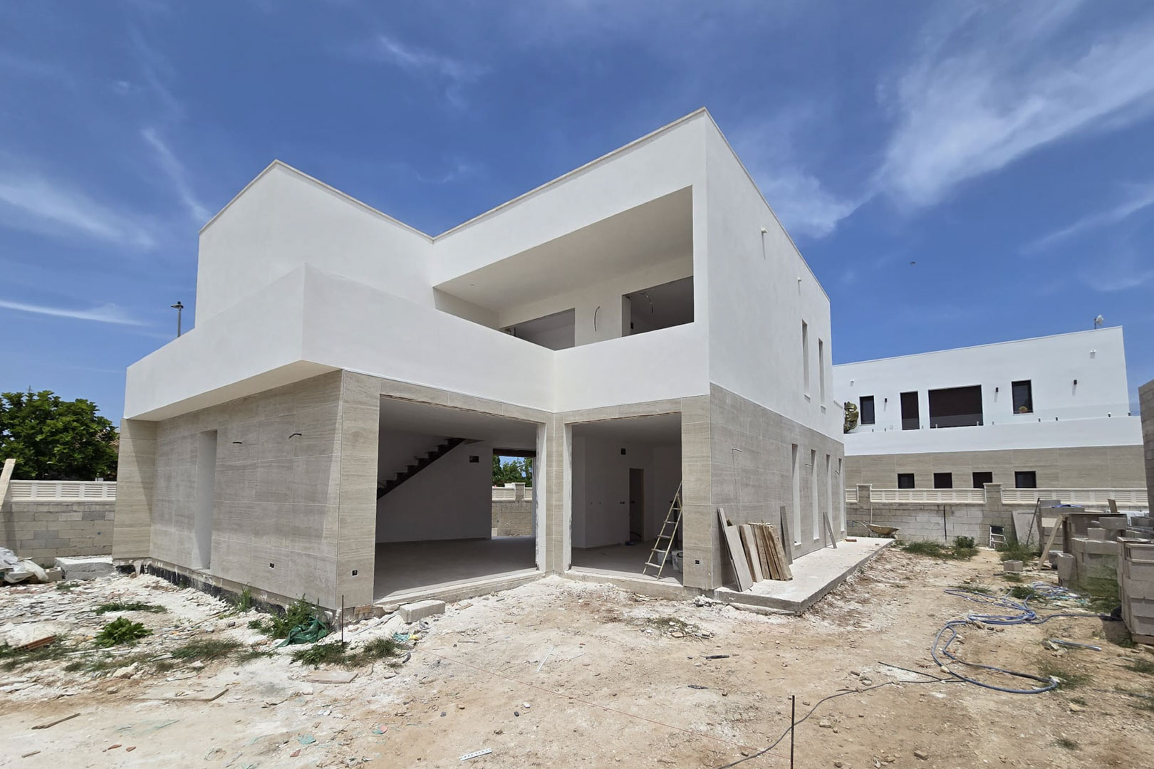 8288VER Villa moderna en construcción cerca al mar a la venta en Vergel.