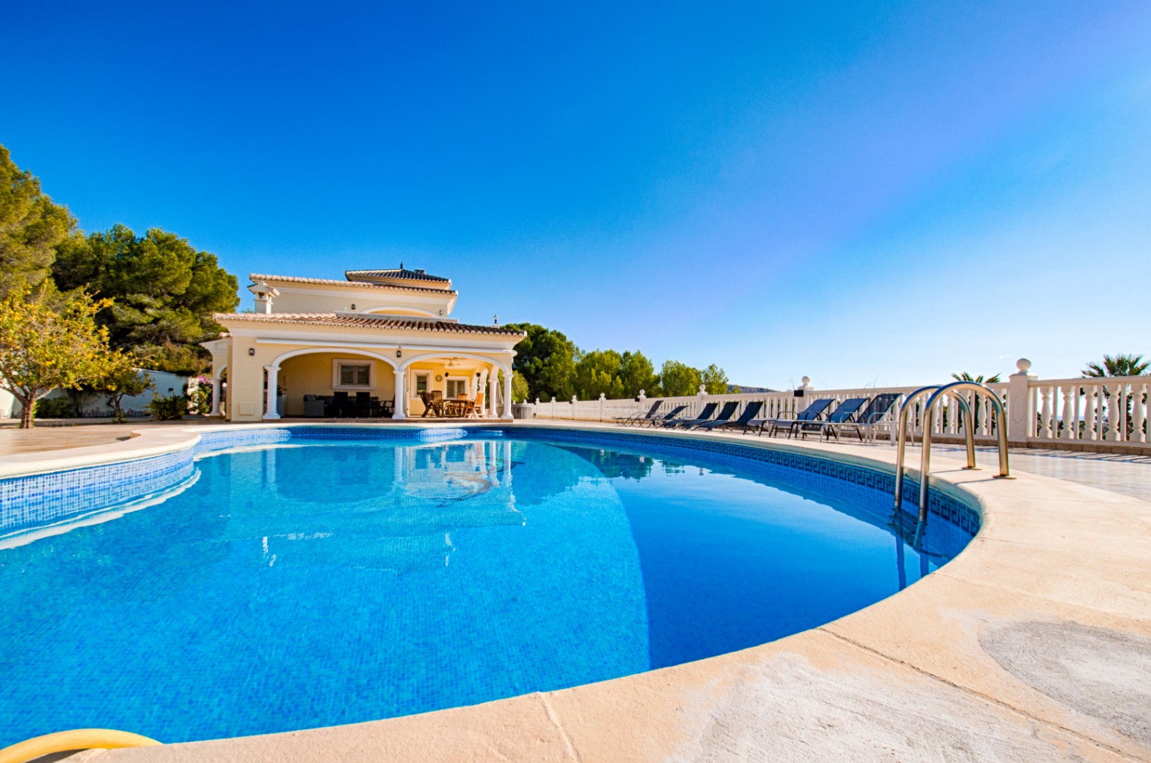 AM-12515DR - Gran villa elegante con vistas al mar en venta en Moraira