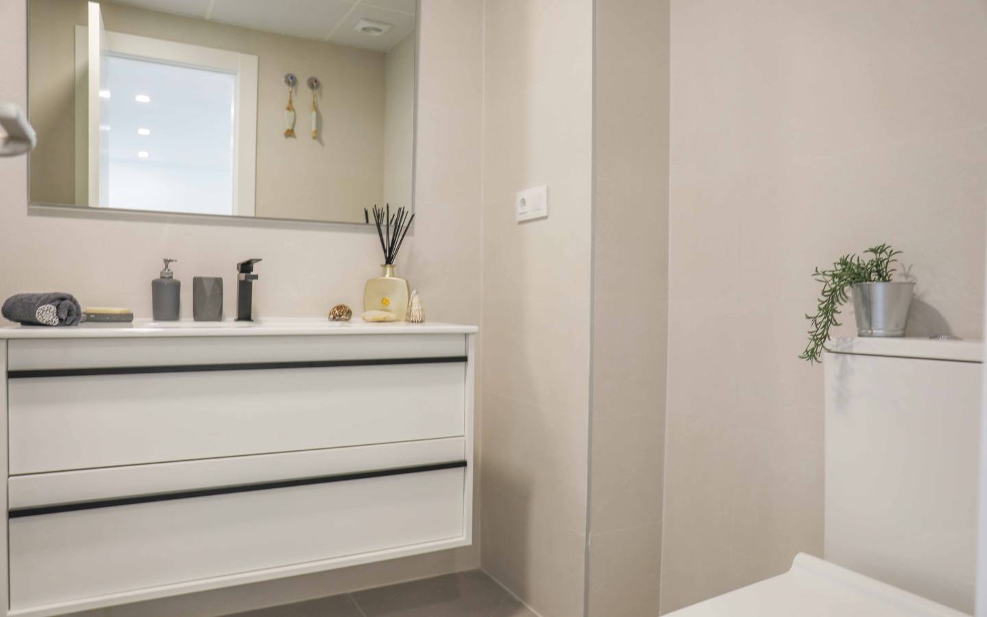 LAS3-B3-A05 - Appartement de 2 chambres, rénové, avec place de stationnement et piscine commune