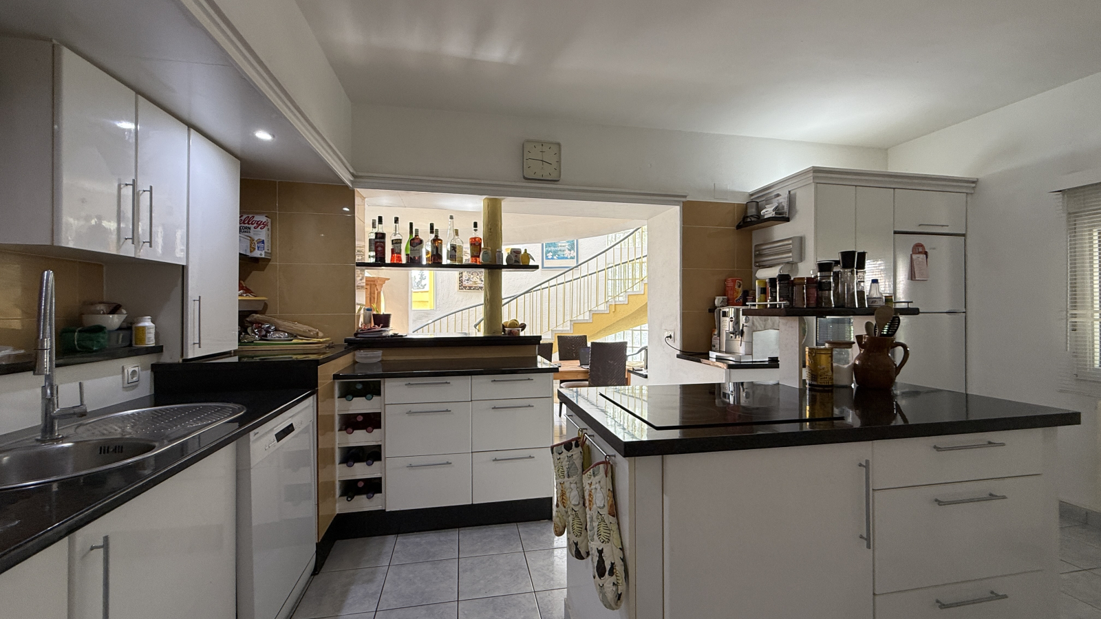 Grote villa op een hoekperceel met zwembad en dubbele garage op een toplocatie in Benissa Montemar