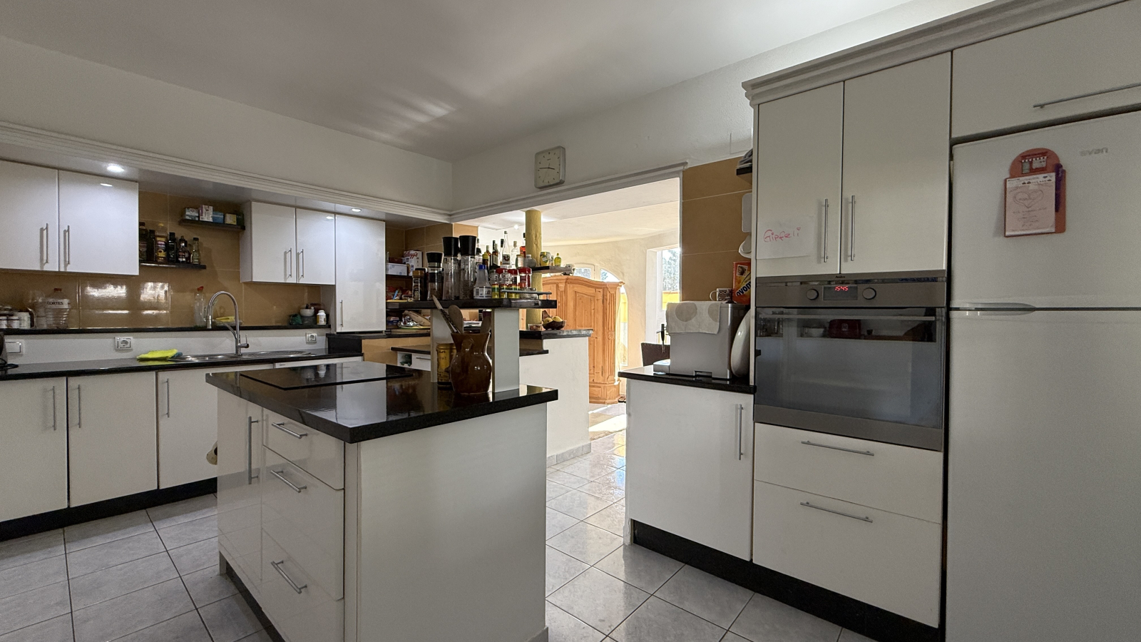 Grote villa op een hoekperceel met zwembad en dubbele garage op een toplocatie in Benissa Montemar