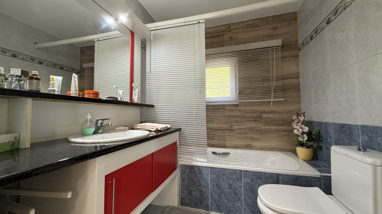 Grote villa op een hoekperceel met zwembad en dubbele garage op een toplocatie in Benissa Montemar