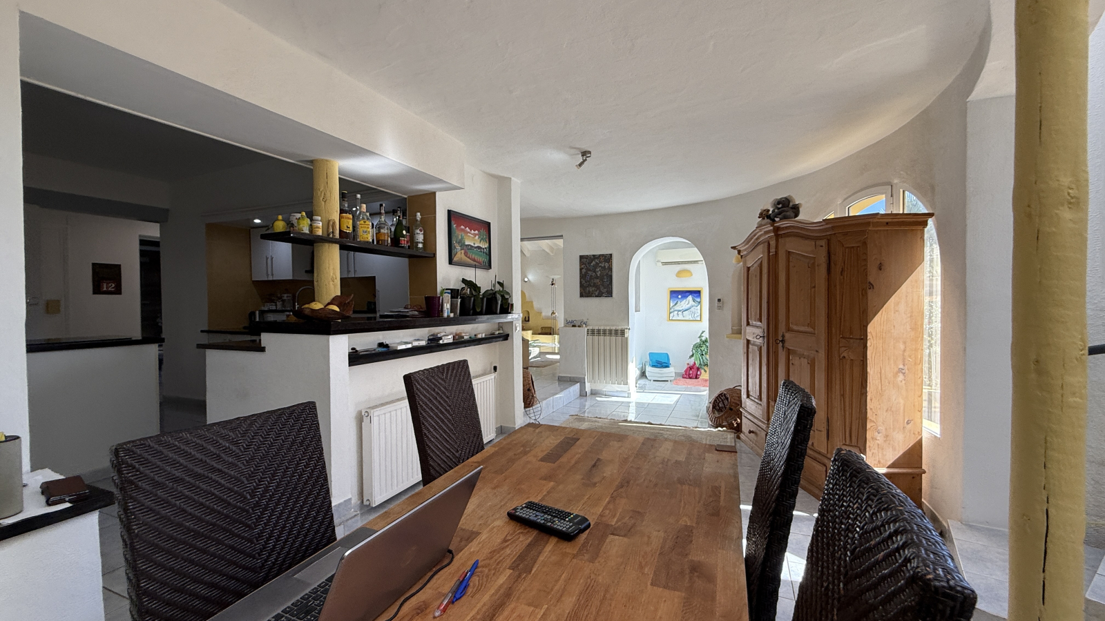 Grote villa op een hoekperceel met zwembad en dubbele garage op een toplocatie in Benissa Montemar