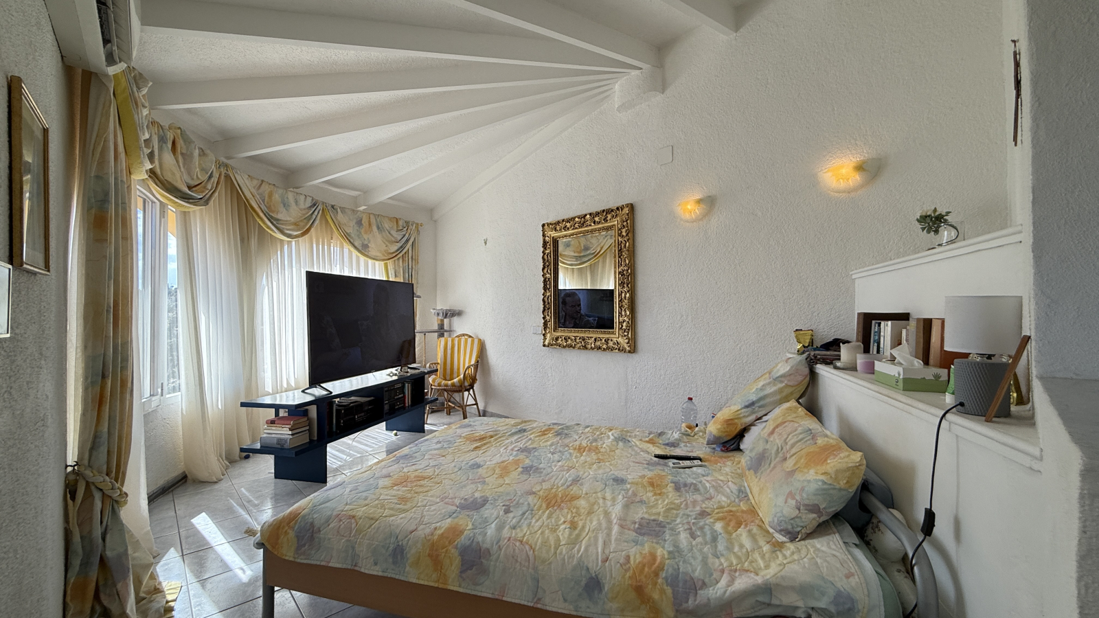 Grote villa op een hoekperceel met zwembad en dubbele garage op een toplocatie in Benissa Montemar