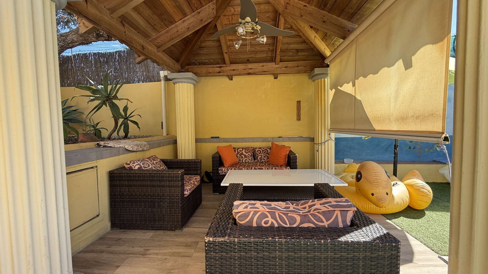 Grote villa op een hoekperceel met zwembad en dubbele garage op een toplocatie in Benissa Montemar