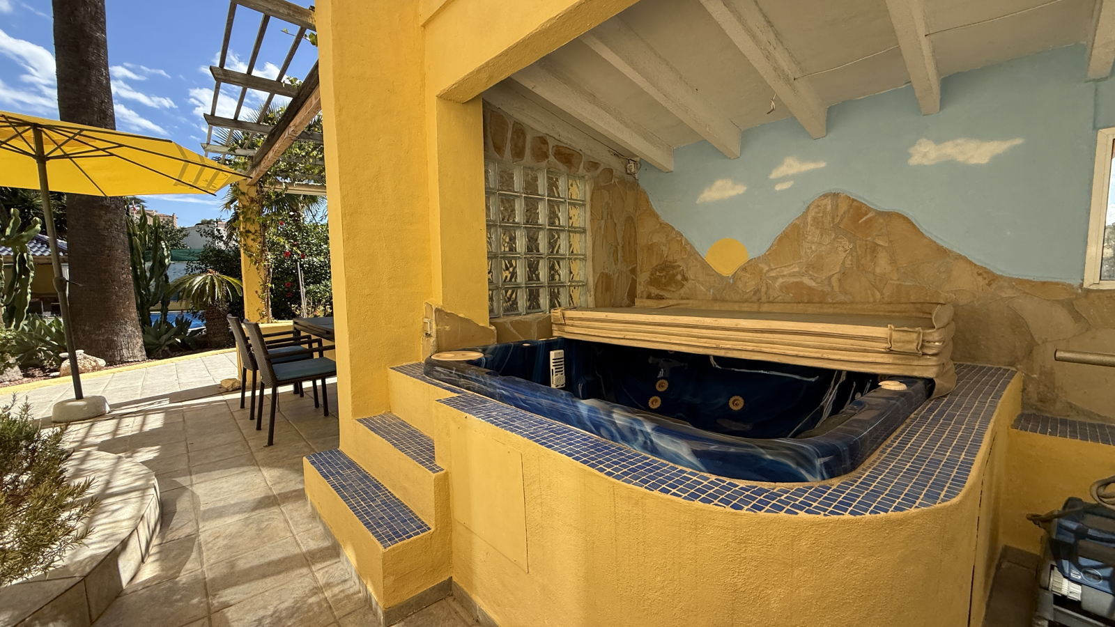 Grote villa op een hoekperceel met zwembad en dubbele garage op een toplocatie in Benissa Montemar