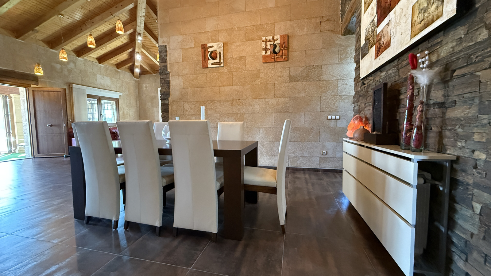 Exclusieve villa in mediterrane stijl die luxe, energie-efficiëntie en hoogwaardige materialen combineert.