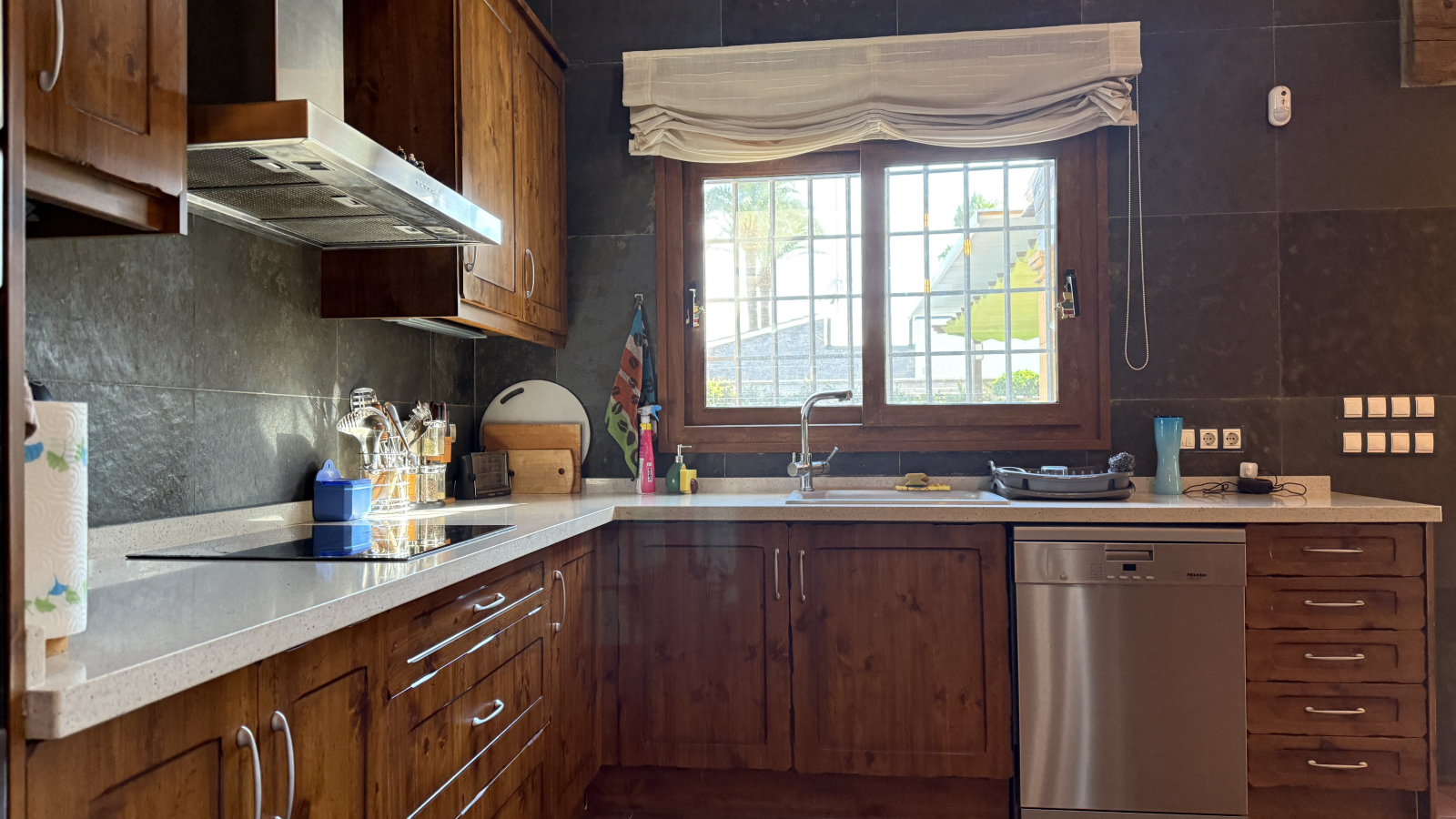 Exclusieve villa in mediterrane stijl die luxe, energie-efficiëntie en hoogwaardige materialen combineert.