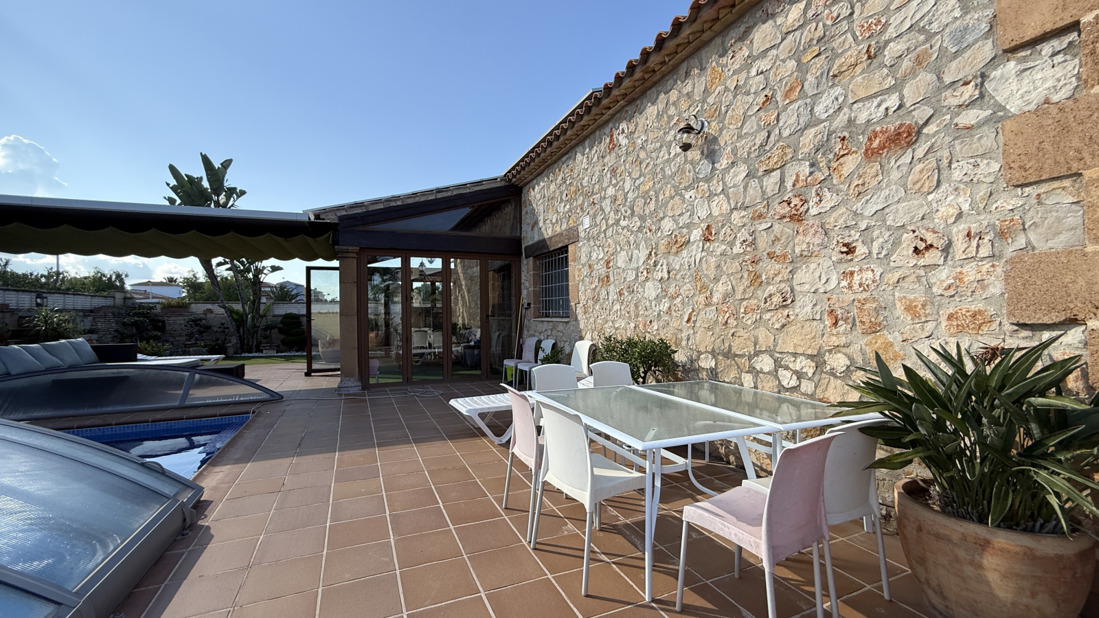 Exclusieve villa in mediterrane stijl die luxe, energie-efficiëntie en hoogwaardige materialen combineert.