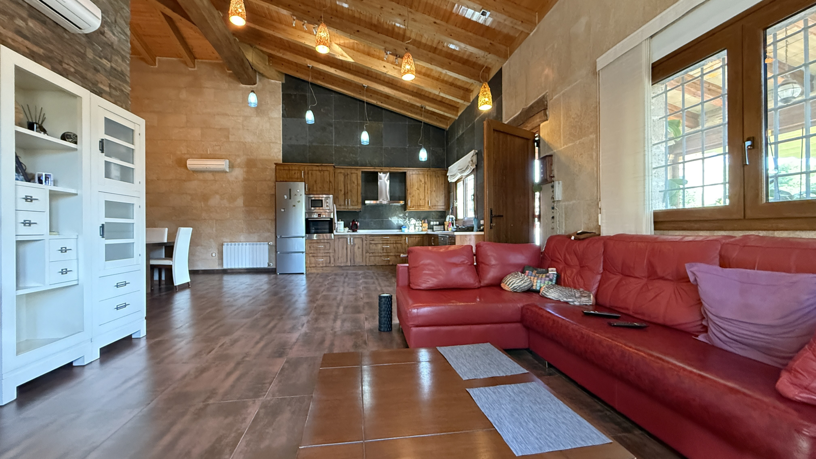 Exclusieve villa in mediterrane stijl die luxe, energie-efficiëntie en hoogwaardige materialen combineert.