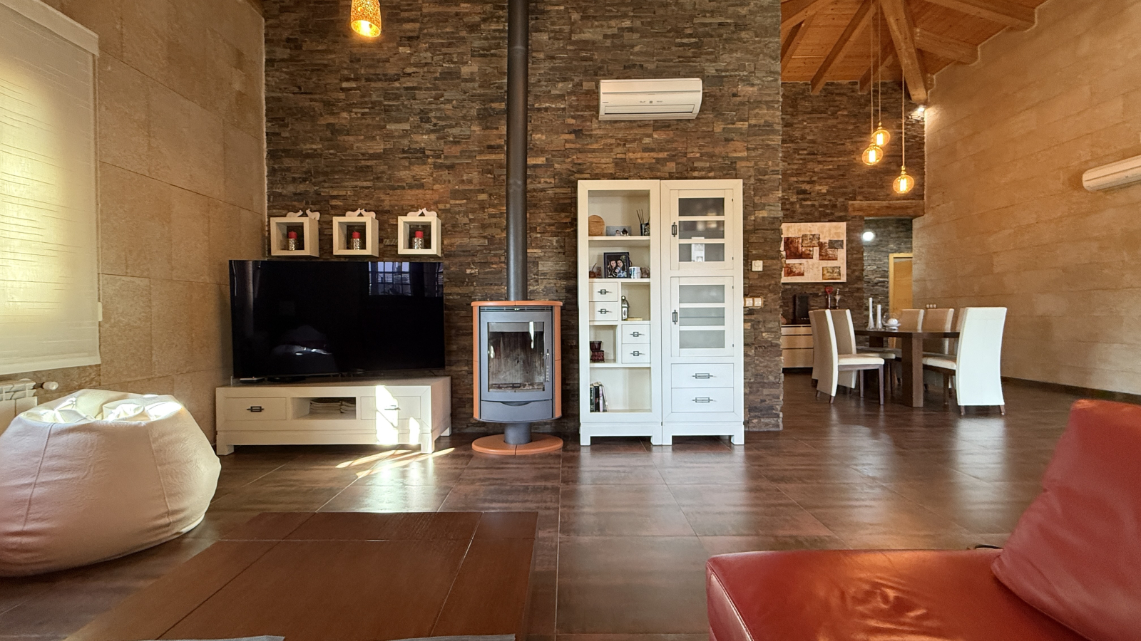 Exclusieve villa in mediterrane stijl die luxe, energie-efficiëntie en hoogwaardige materialen combineert.