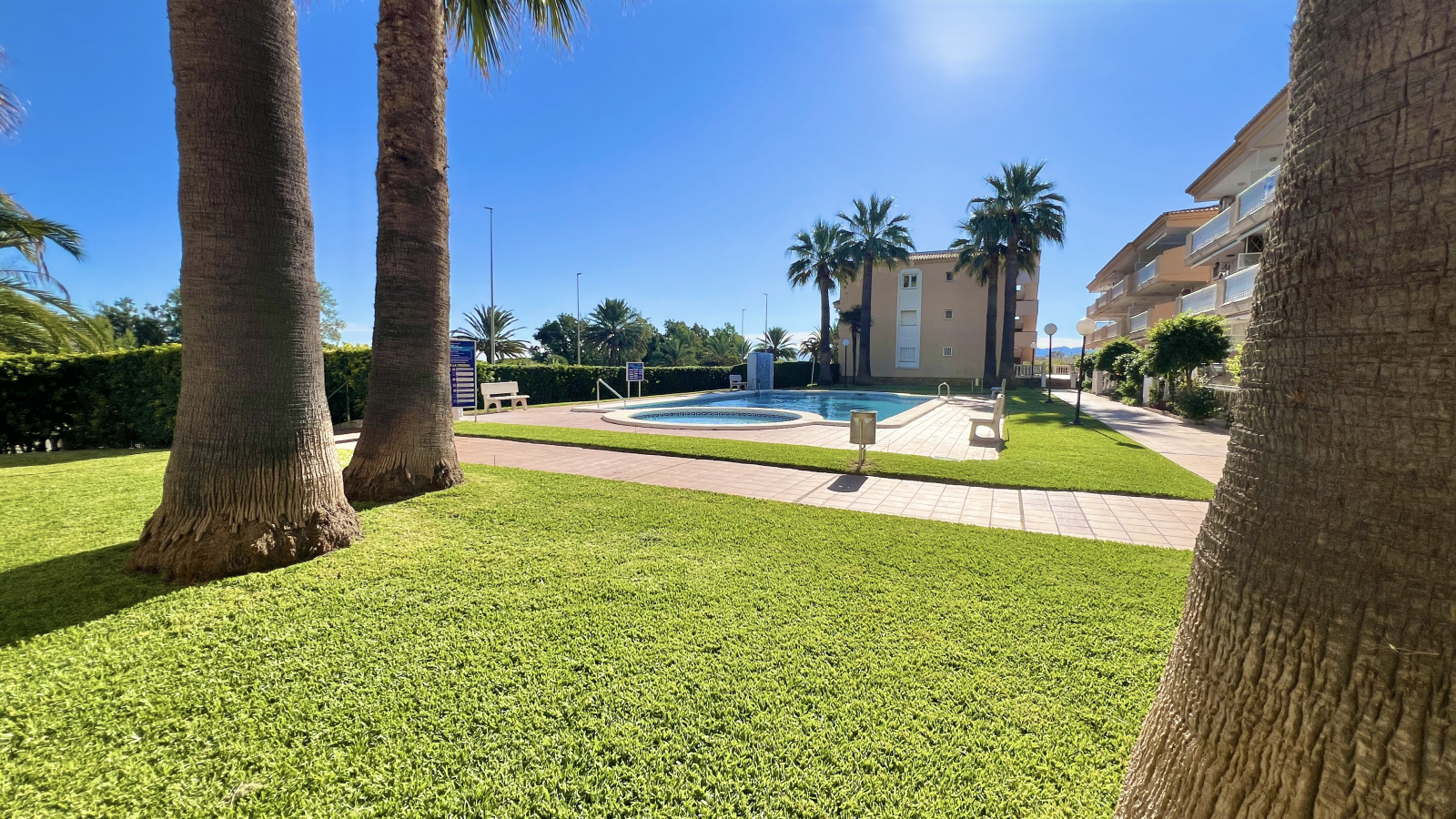 Fantástico apartamento de 3 dormitorios en un bonito complejo junto a la playa.