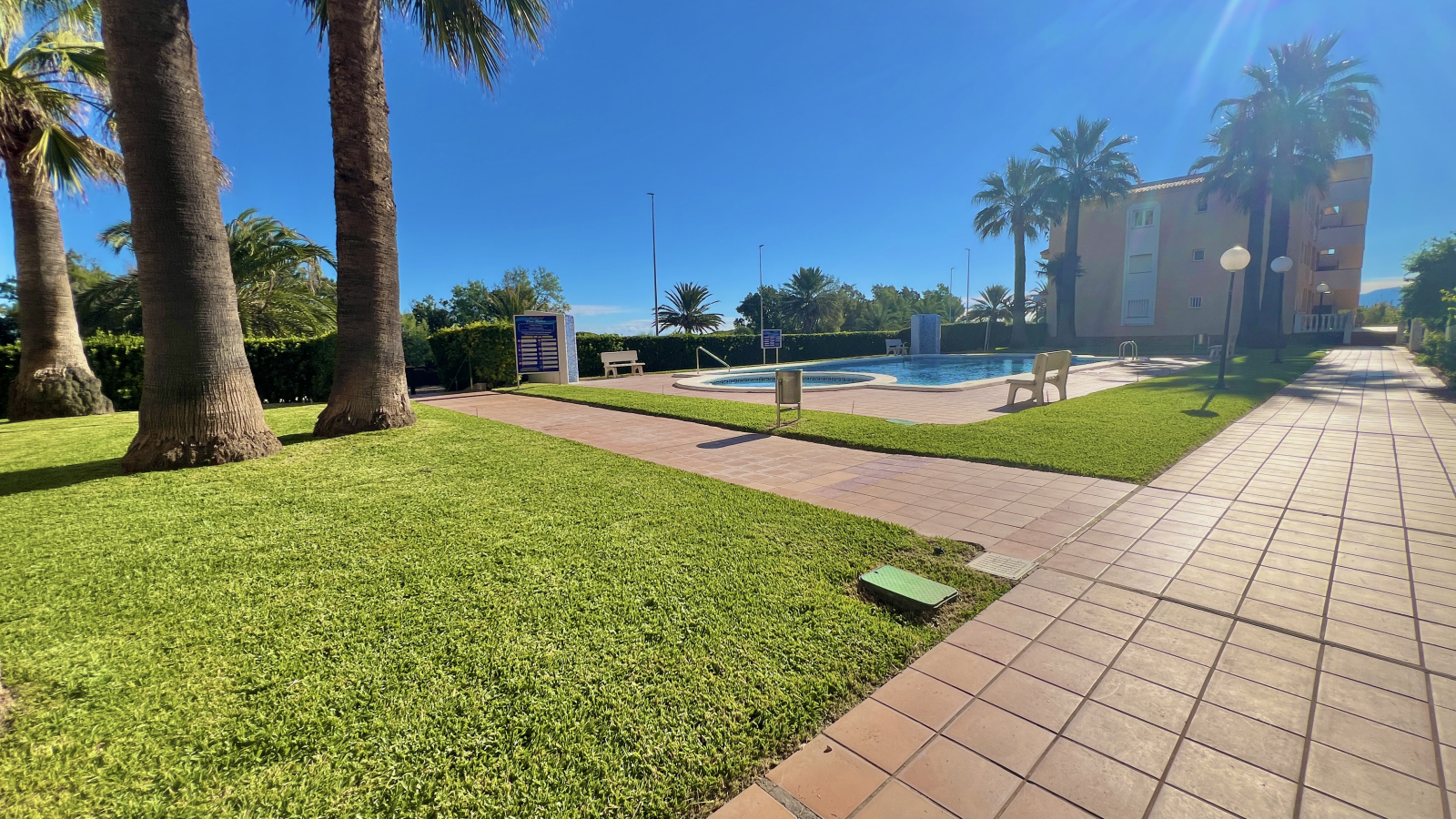 Fantástico apartamento de 3 dormitorios en un bonito complejo junto a la playa.