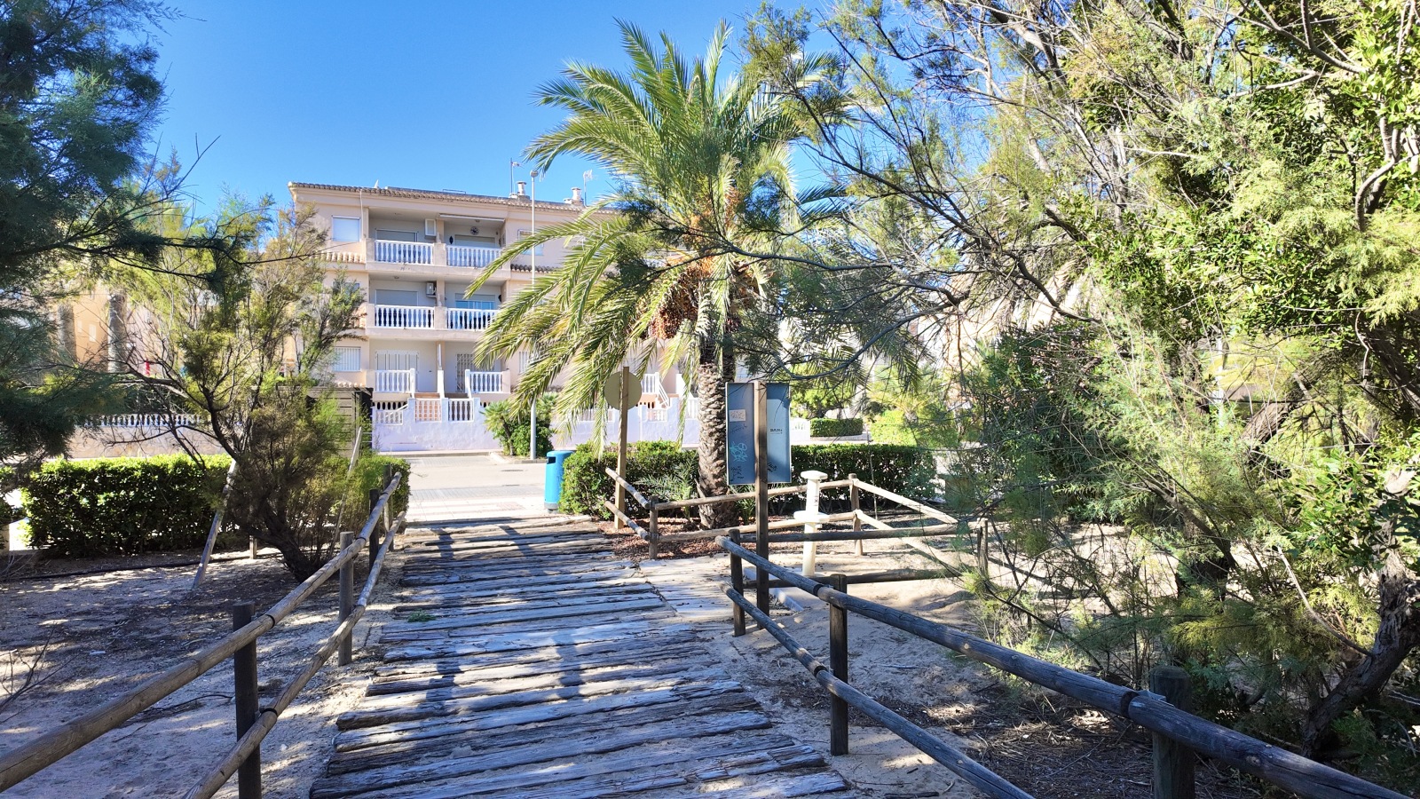 Fantástico apartamento de 3 dormitorios en un bonito complejo junto a la playa.
