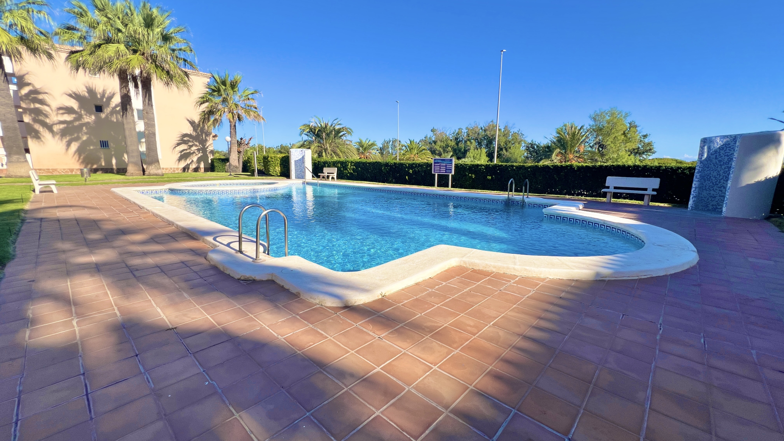 Fantástico apartamento de 3 dormitorios en un bonito complejo junto a la playa.