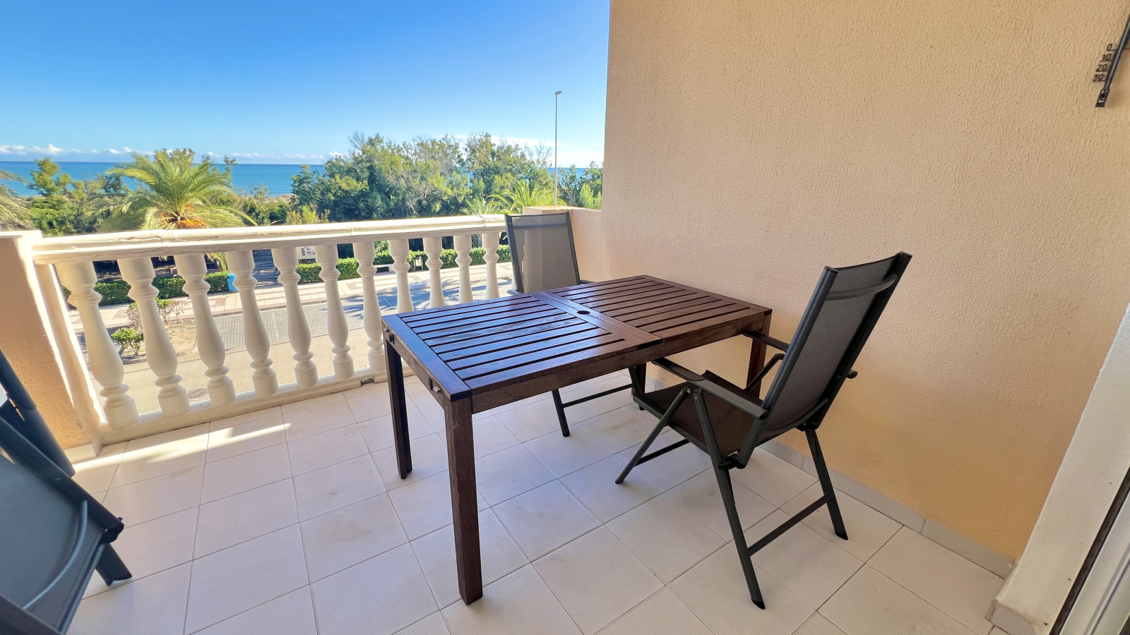 Fantástico apartamento de 3 dormitorios en un bonito complejo junto a la playa.