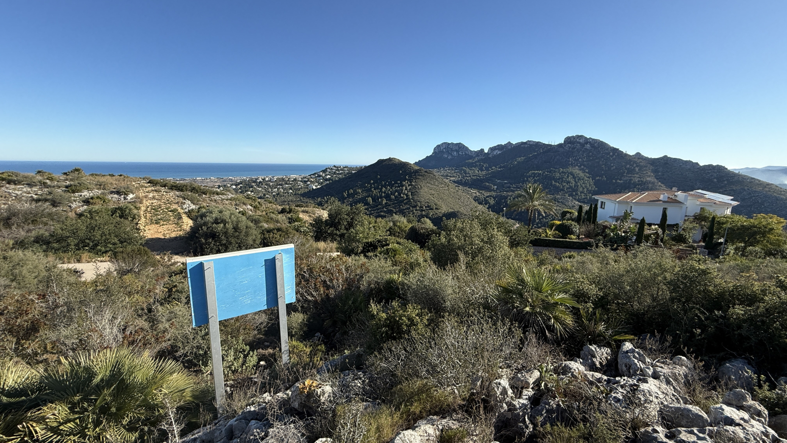Parcela en esquina de ensueño con magníficas vistas al mar y panorámicas.