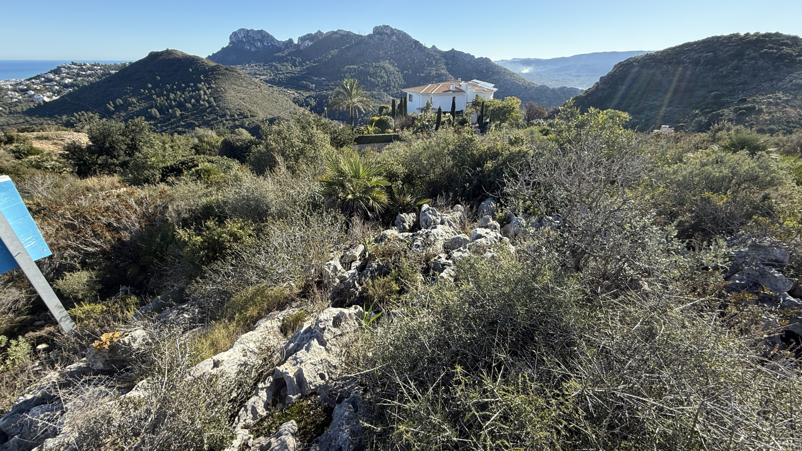 Parcela en esquina de ensueño con magníficas vistas al mar y panorámicas.