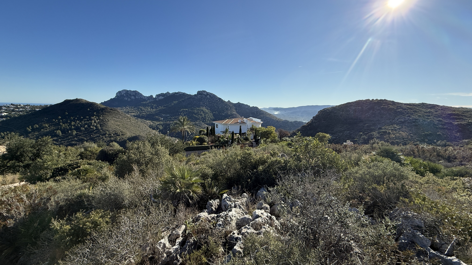 Parcela en esquina de ensueño con magníficas vistas al mar y panorámicas.