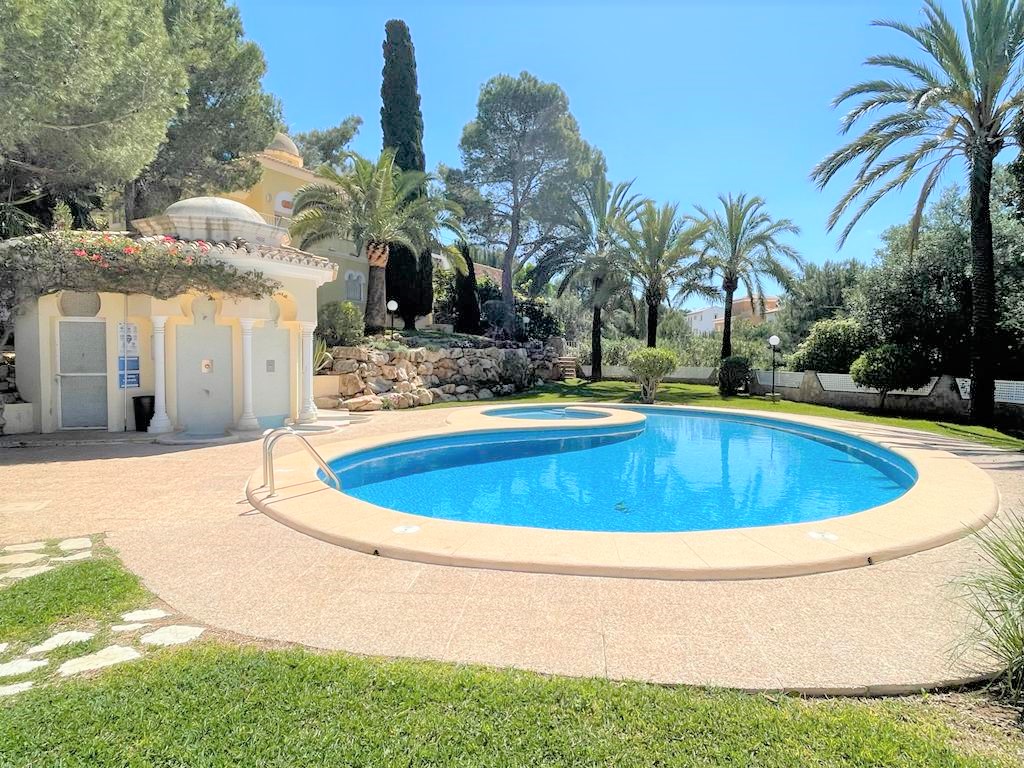Villa moderne Mariposa à Denia avec 2 chambres, une belle piscine commune et un espace adapté au télétravail.