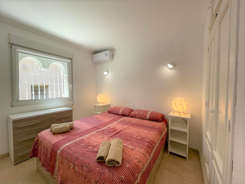 Villa moderne Mariposa à Denia avec 2 chambres, une belle piscine commune et un espace adapté au télétravail.