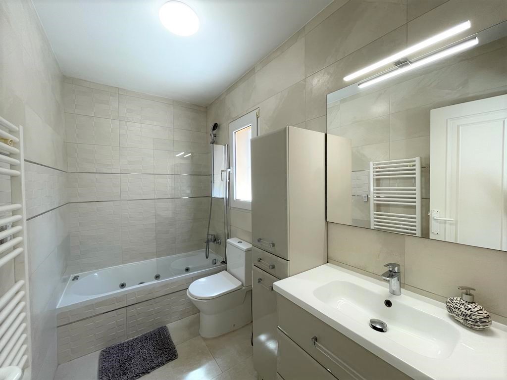 Villa moderne Mariposa à Denia avec 2 chambres, une belle piscine commune et un espace adapté au télétravail.