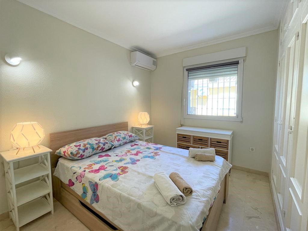 Villa moderne Mariposa à Denia avec 2 chambres, une belle piscine commune et un espace adapté au télétravail.