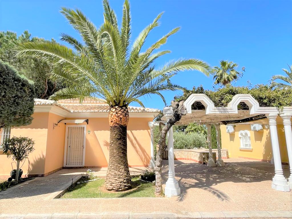 Villa moderne Mariposa à Denia avec 2 chambres, une belle piscine commune et un espace adapté au télétravail.
