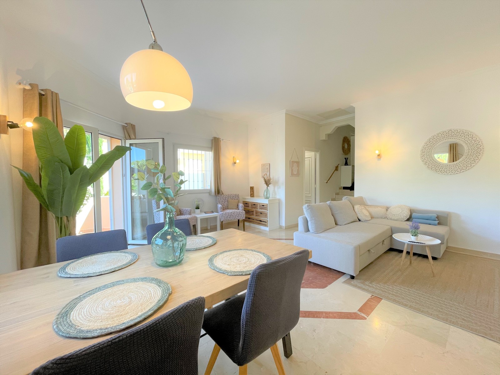 Villa moderne Mariposa à Denia avec 2 chambres, une belle piscine commune et un espace adapté au télétravail.