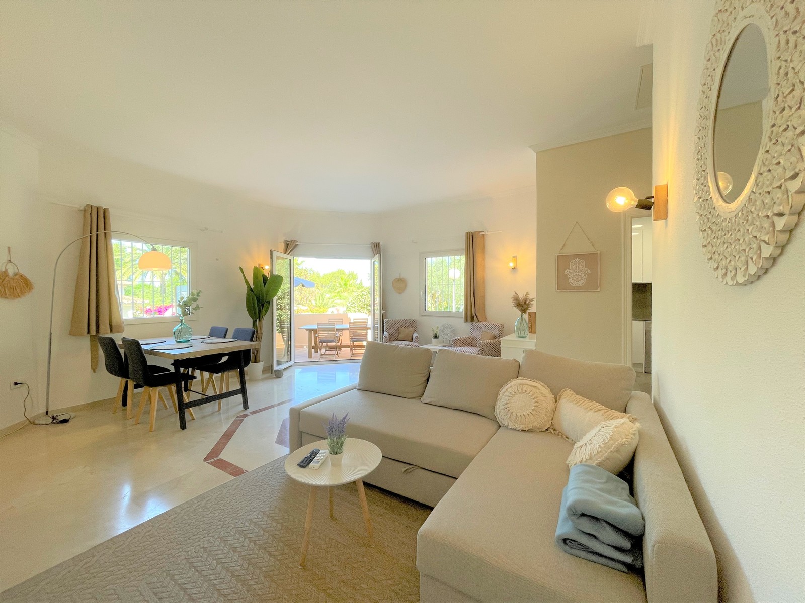 Villa moderne Mariposa à Denia avec 2 chambres, une belle piscine commune et un espace adapté au télétravail.